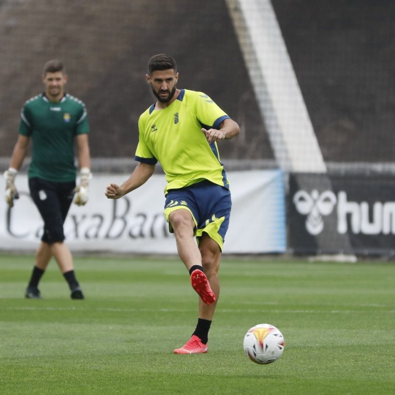 Raúl Navas entra en la convocatoria aunque es duda para visitar al Mirandés
