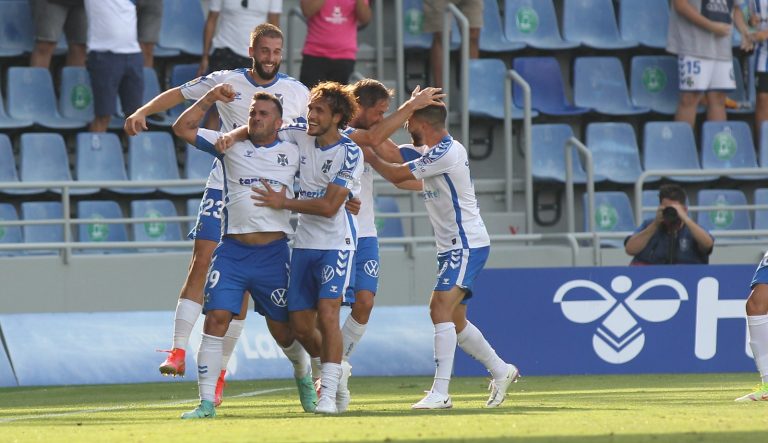 El CD Tenerife descabalga al líder y asciende hasta la tercera posición