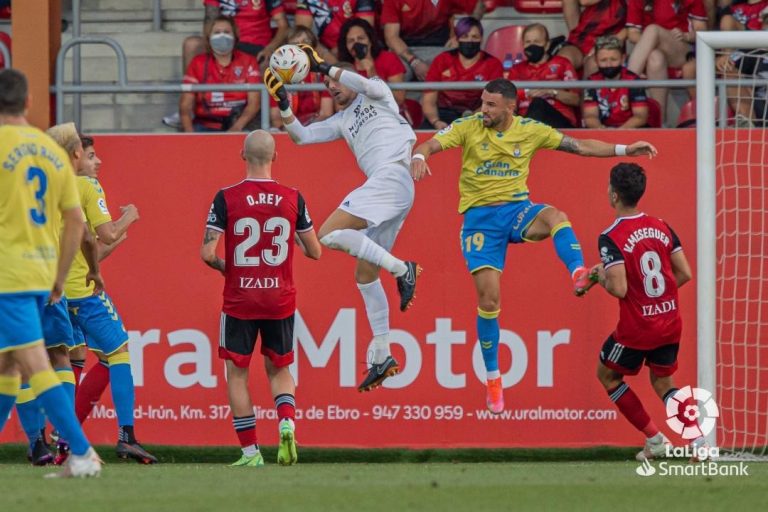 La UD Las Palmas no puede con el Mirandés en su feudo (4-2)