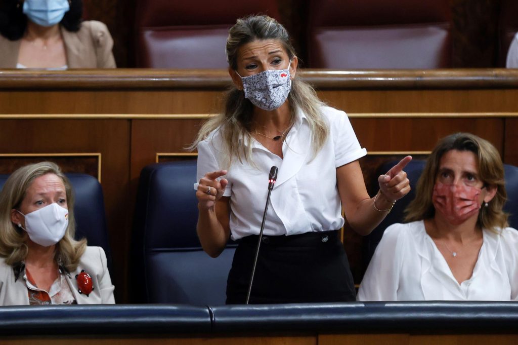 El Gobierno ultima un acuerdo para subir 15 euros el salario mínimo