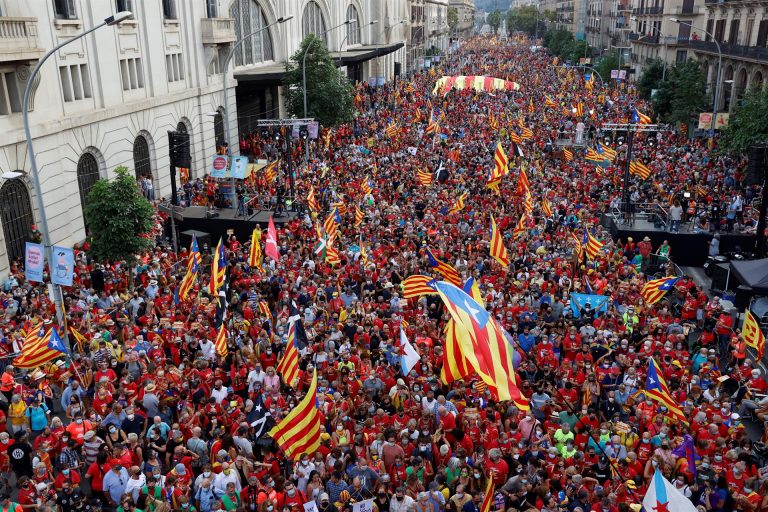 Miles de personas participan en la manifestación independentista en Barcelona