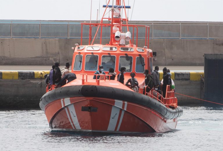 Rescatan a otros 33 migrantes al sur de Gran Canaria, tres de ellos del agua