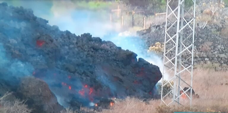 La lava sepultará infraestructuras y creará una lluvia ácida al caer al mar