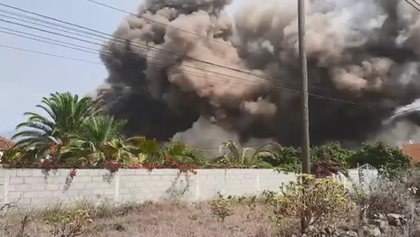 La lava entra en plataneras y quema plástico de invernaderos y fertilizantes