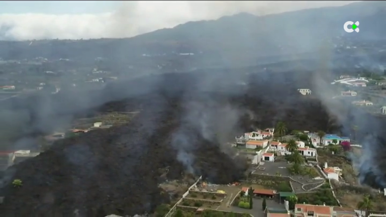 La lava destruye viviendas y negocios de los evacuados