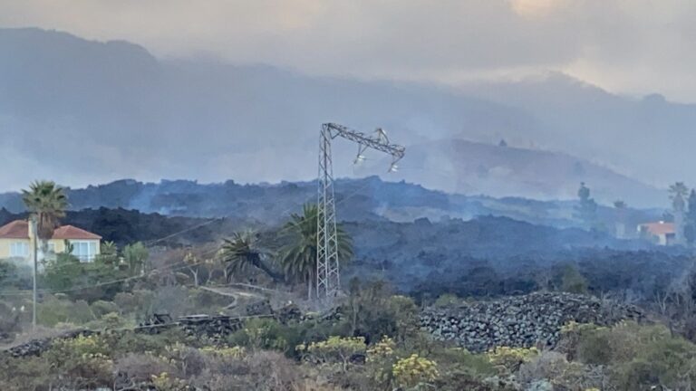 Seis carreteras cortadas y un colegio sepultado por la lava en La Palma