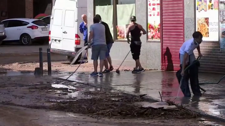 Media España continúa limpiando lodo y fango tras las lluvias de los últimos días