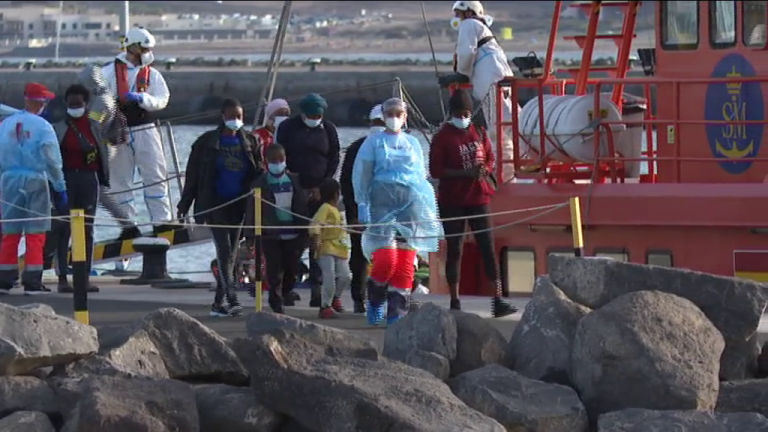 Rescatan a 58 personas a bordo de una patera en aguas cercanas a Fuerteventura