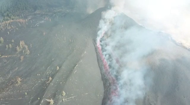 El volcán de La Palma abre dos nuevas bocas que expulsan lava fluida