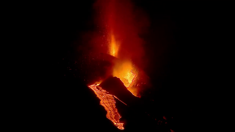 La lava forma una nueva lengua