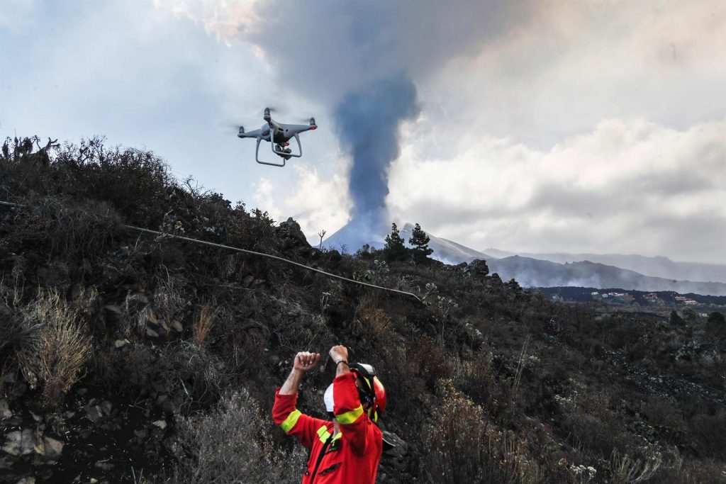 Experto de la Unidad Militar de Emergencias controla uno de los drones desplegados que aportan una valiosa información sobre la evolución de la colada del volcán de Cumbre Vieja en la isla canaria de La Palma, en una imagen facilitada este viernes. EFE/UME/Luismi Ortiz