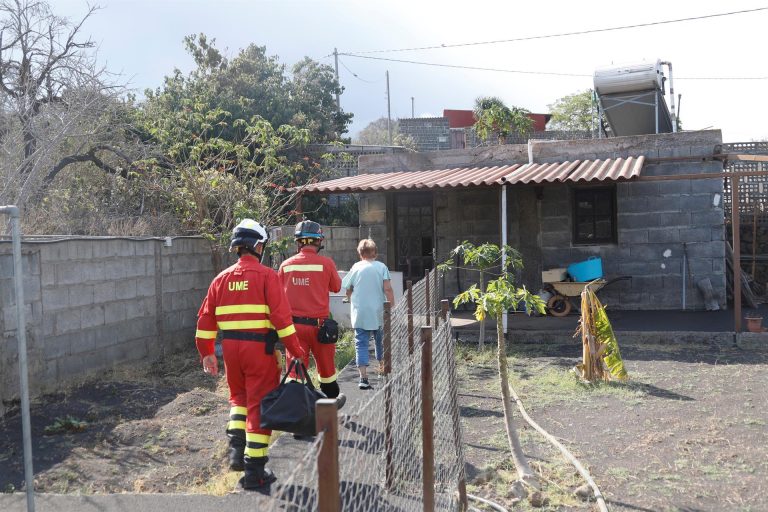 La UME enviará personal de refuerzo para la limpieza de ceniza