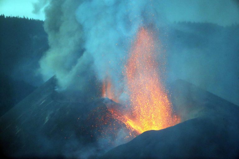 La lava fluye lenta dirigiéndose hacia la zona evacuada este martes