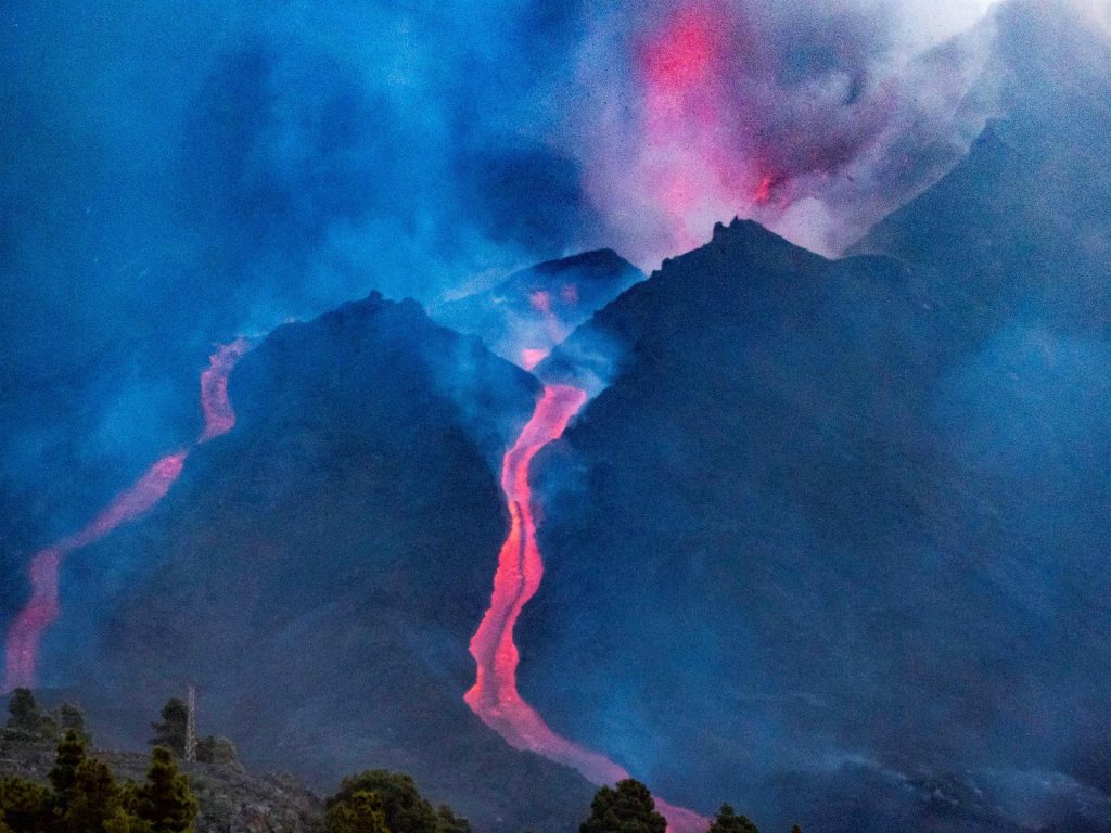 Derrumbe parcial en la cara norte del cono del volcán de La Palma