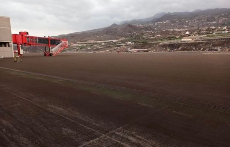 La ceniza caída en la pista deja inoperativo el aeropuerto de La Palma