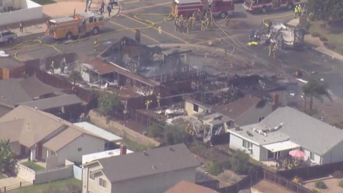 Al menos dos fallecidos al estrellarse una avioneta en una zona residencial en el sur de California