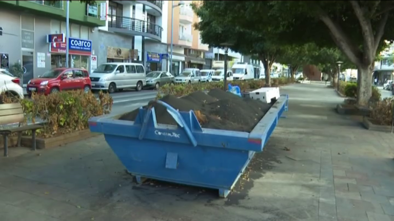 Los Llanos continúa su vida diaria, pero con el volcán de fondo