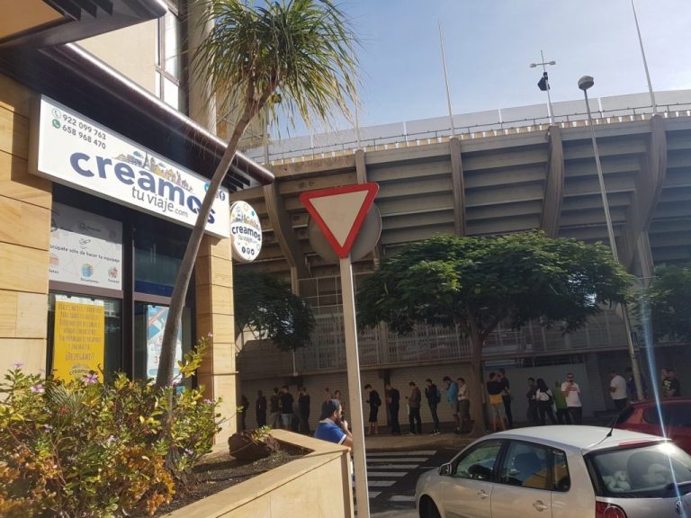 Largas colas para comprar entradas para el derbi