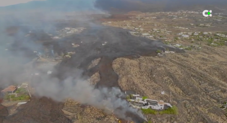 Preocupa el avance de una de las coladas que podría afectar a la carretera de acceso a Puerto Naos