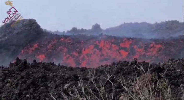 Una de las coladas de lava está a 86 metros del mar mientras que otra destruye nuevas edificaciones