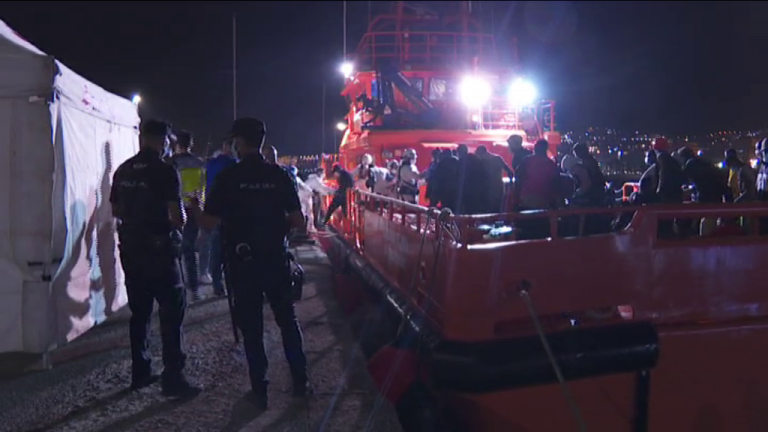 Un muerto entre los 50 ocupantes de un cayuco rescatado en Gran Canaria