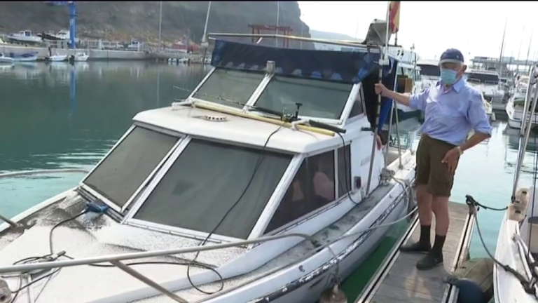Una pareja de 90 años se aloja en un pequeño barco tras abandonar su casa
