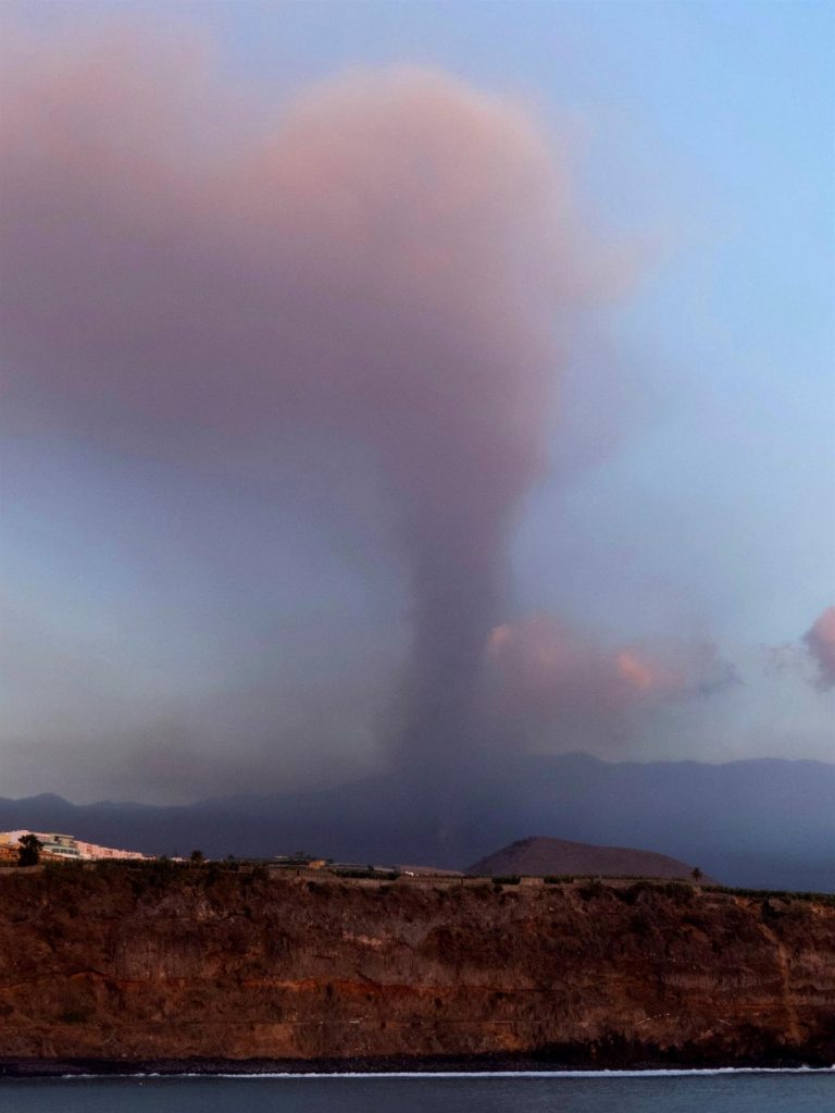 La alta tasa de emisión de SO2 descarta el fin de la erupción a corto o medio plazo