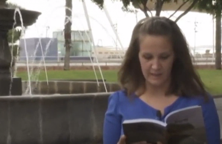 La vida de Ainhoa y su familia en la playa de Guguy plasmada en un libro