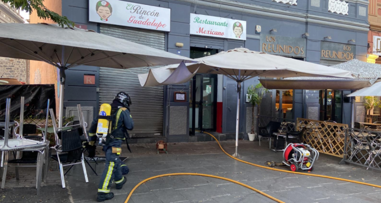 Desalojan un edificio en Santa Cruz de Tenerife por un incendio en un local de restauración