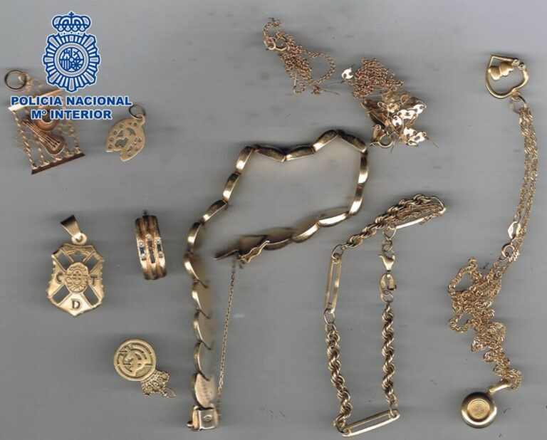 Detienen a una mujer por robar joyas en una vivienda en La Laguna y venderlas por 2.000 euros