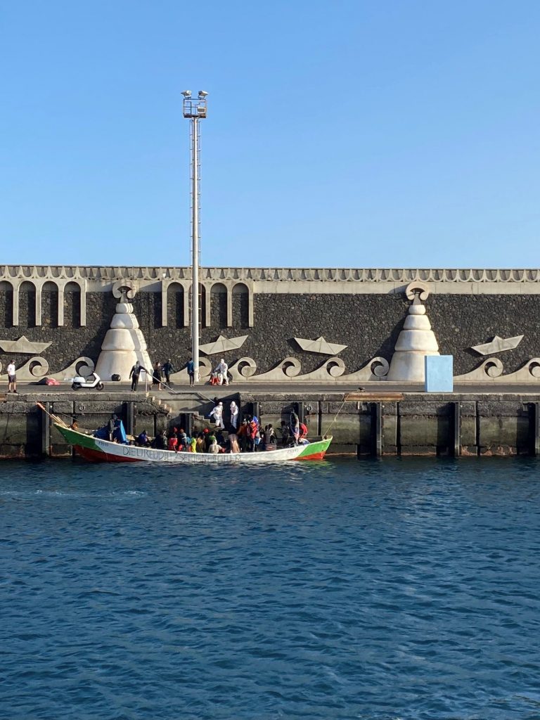 Llega un cayuco a El Hierro con 19 migrantes