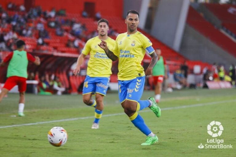 La UD Las Palmas rescata un punto de Almería al filo del descuento (1-1)