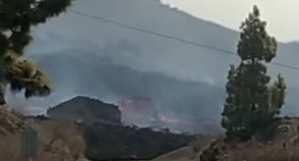 La colada liberada al derrumbarse el cono lleva bloques como casas de 3 pisos