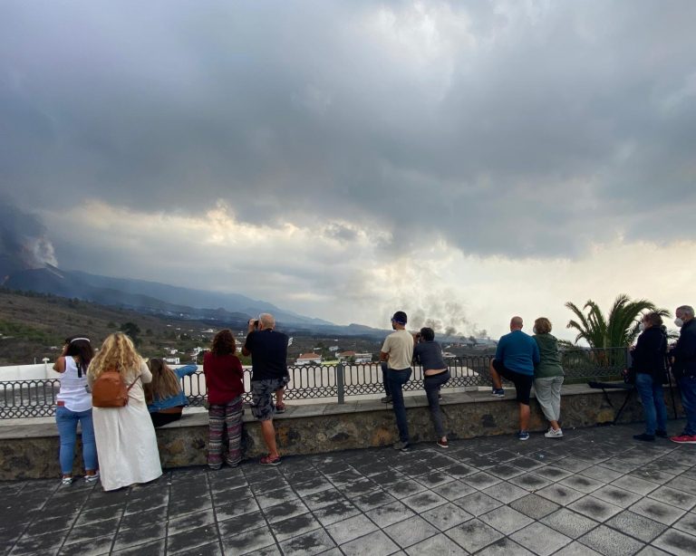 Refuerzan los controles de las carreteras cercanas al volcán