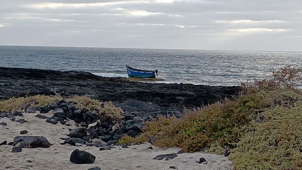 Los ocupantes de la patera han desembarcado pasadas las 8.00 horas en la costa del municipio de Haría, cerca de los Jameos del Agua