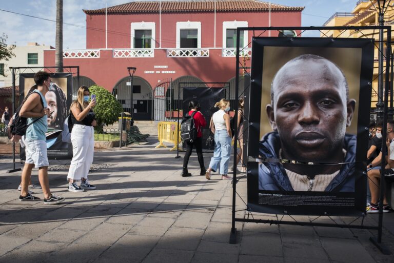 Destruyen las imágenes de una exposición dedicada a los migrantes de Las Raíces, en Tenerife