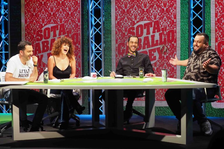 Mel Ömana visita “con orgullo” ‘Sota, caballo y rey’