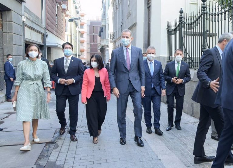 Felipe VI remarca su «cercanía y afecto» a La Palma en la entrega de la Medalla de Oro al Parlamento de Canarias