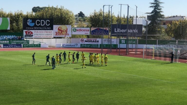 La UD San Fernando cede en el tramo final de su visita al Villanovense (2-0)