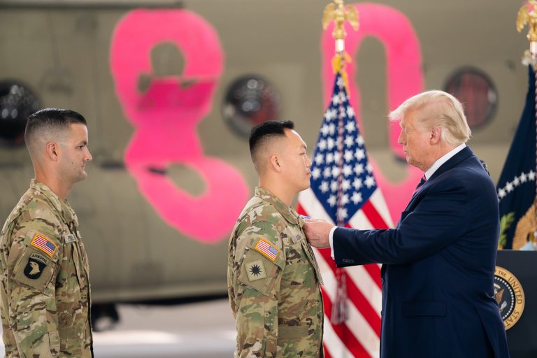 Trump quería enviar 250.000 militares a la frontera con México para frenar la migración, según el NYT