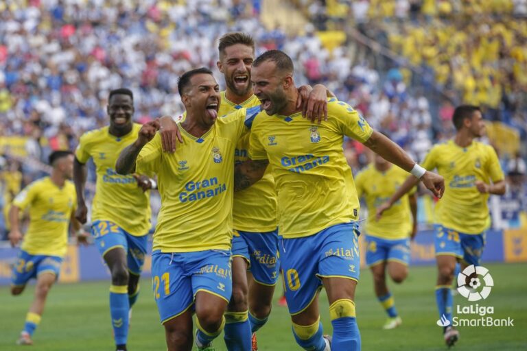 La UD Las Palmas se lleva el primer derbi y empata a puntos al CD Tenerife (2-1)