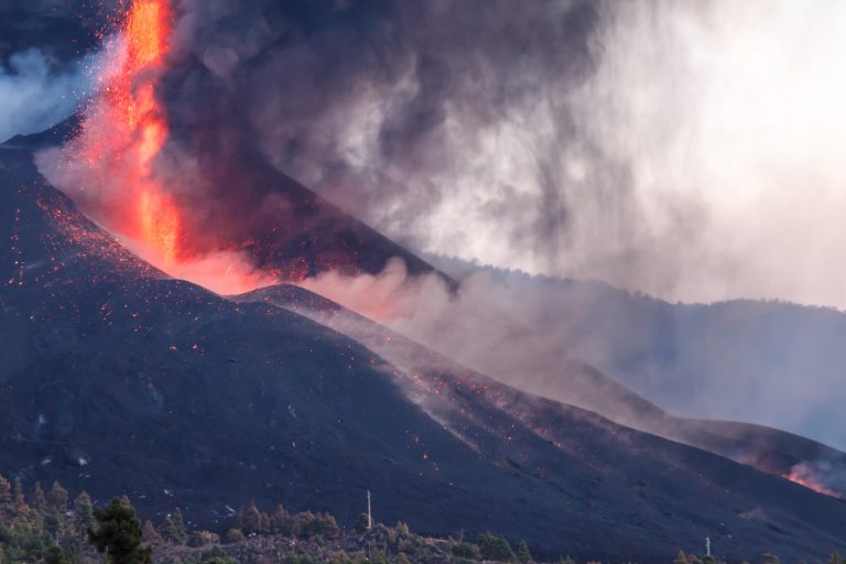 La colada 3 sigue destruyendo viviendas e invernaderos en avance hacia el mar
