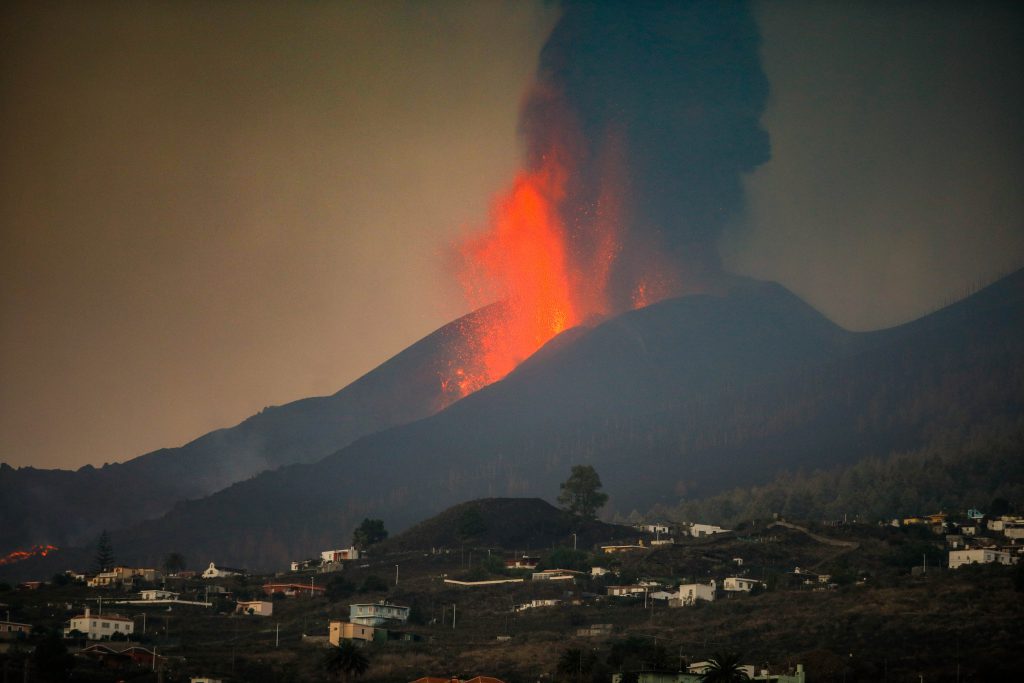 La nube de ceniza volcánica se dispersa en torno a los 4.500 metros de altitud