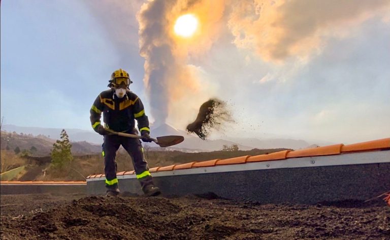 Los Bomberos de Gran Canaria o la importancia de las labores preventivas ante la erupción