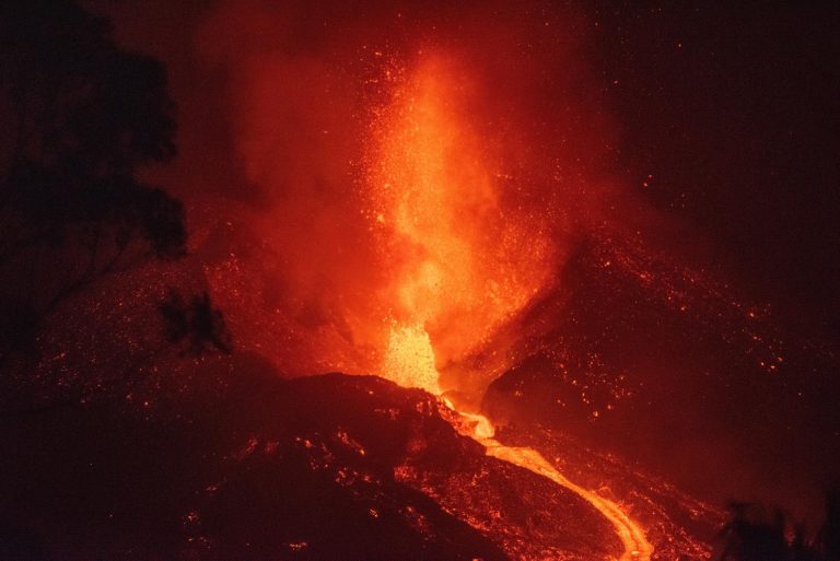 Se derrumba parte del cono del volcán y aumenta la actividad efusiva