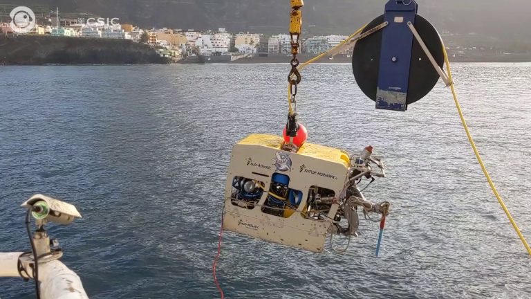 El buque del IEO recupera el anclaje del barco cisterna que surte de agua a La Palma