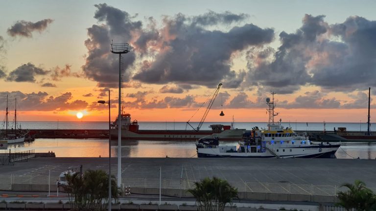 Recogerán muestras del cráter del volcán Tagoro y del volcán de La Palma