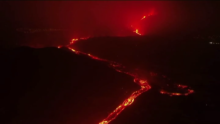Surge una nueva boca en el volcán con un nuevo recorrido de la lava