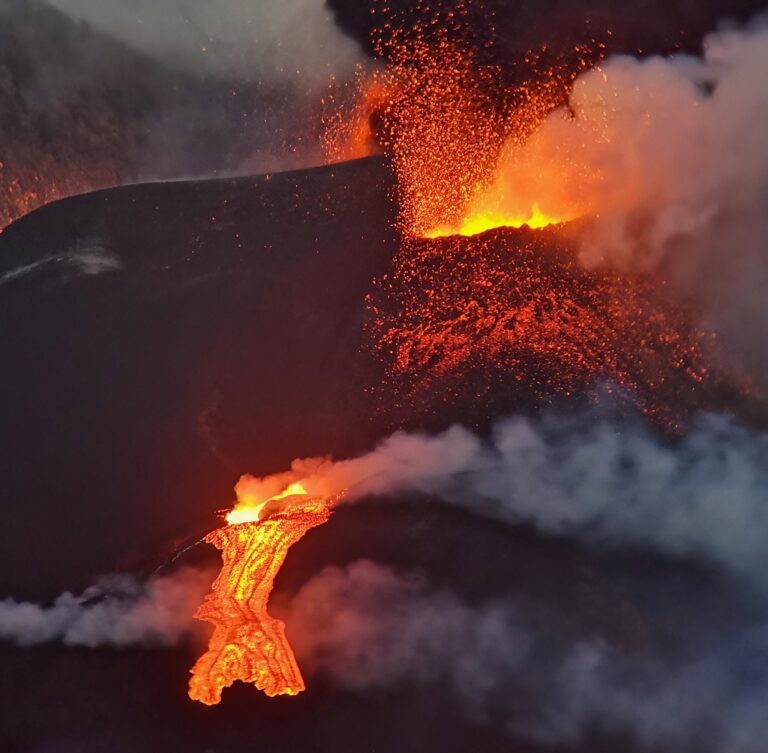 Varios derrames de lava en el cono secundario en las últimas horas