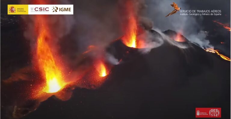 Tras la ruptura del cono, una gran cantidad de lava se mueve hacia el oeste sobre la colada primigenia